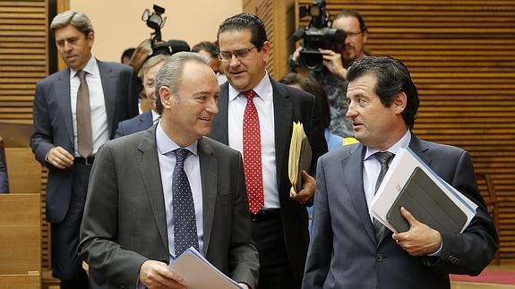 El president, Alberto Fabra, y el portavoz José Císcar, antes de comenzar la sesión de control hoy en Les Corts. 