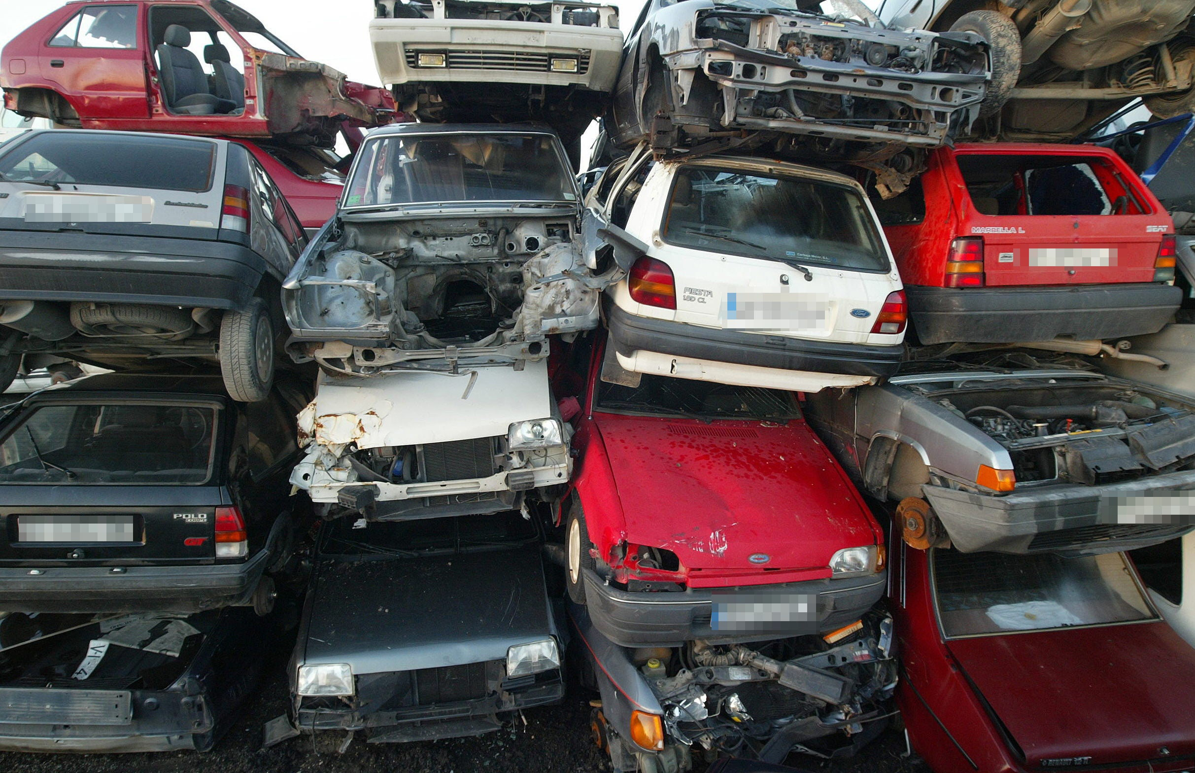 Coches apilados en un desguace. LP