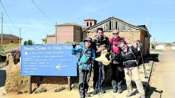 La pareja suiza formada por Vanessa e Iván se fotografía en el Camino junto a dos mujeres de Corea, en Ledigos (Palencia).