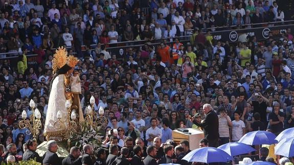 Interior de Mestalla, con miles de personas en el césped. AVAN