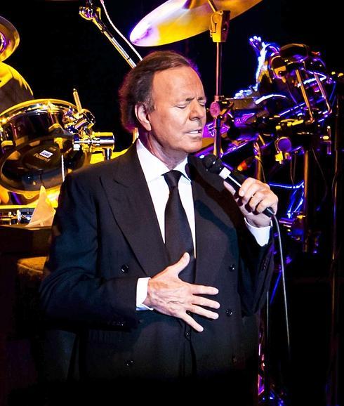 El cantante Julio Iglesias durante una de sus actuaciones. 