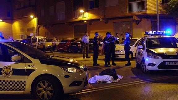 El cuerpo sin vida del joven motorista fallecido hoy en Valencia. 