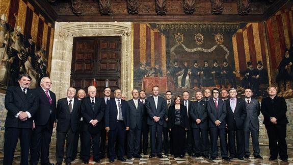 Los miembros de la Acadèmia con Fabra.