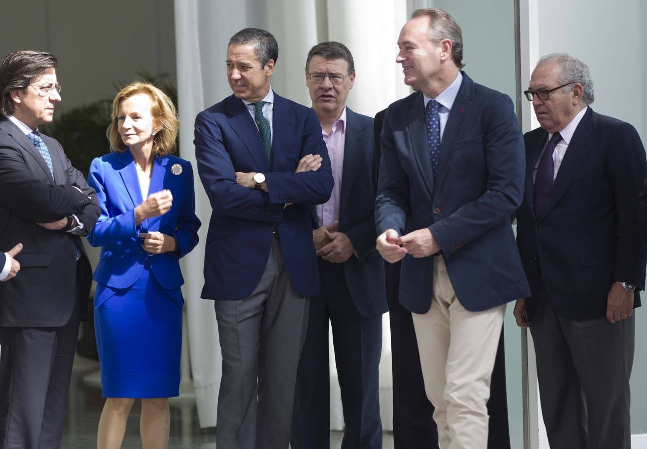 Fabra, junto a algunos de los asistentes al acto de hoy.