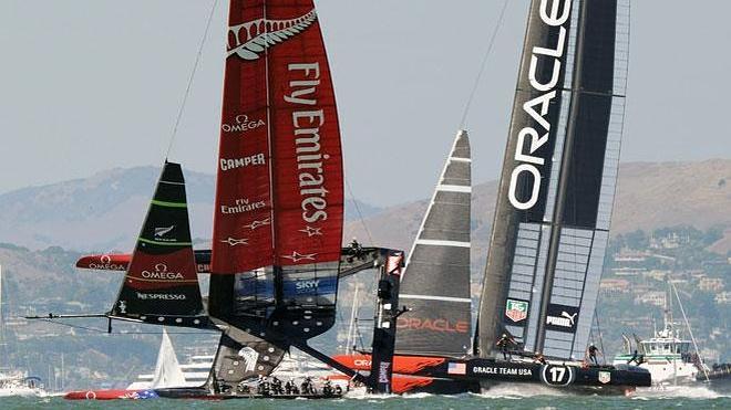 El 'New Zealand' y el 'Oracle', durante la disputa de la 34.ª edición de la Copa América, en aguas de San Francisco.