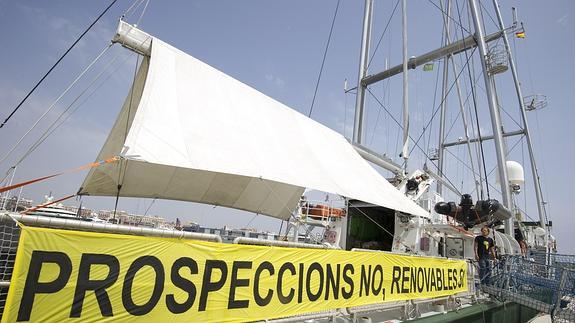 El buque amarrado en el puerto de Valencia.