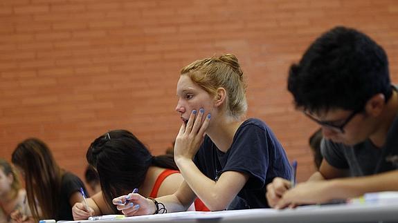 Estudiantes, durante la Selectividad del pasado año. 