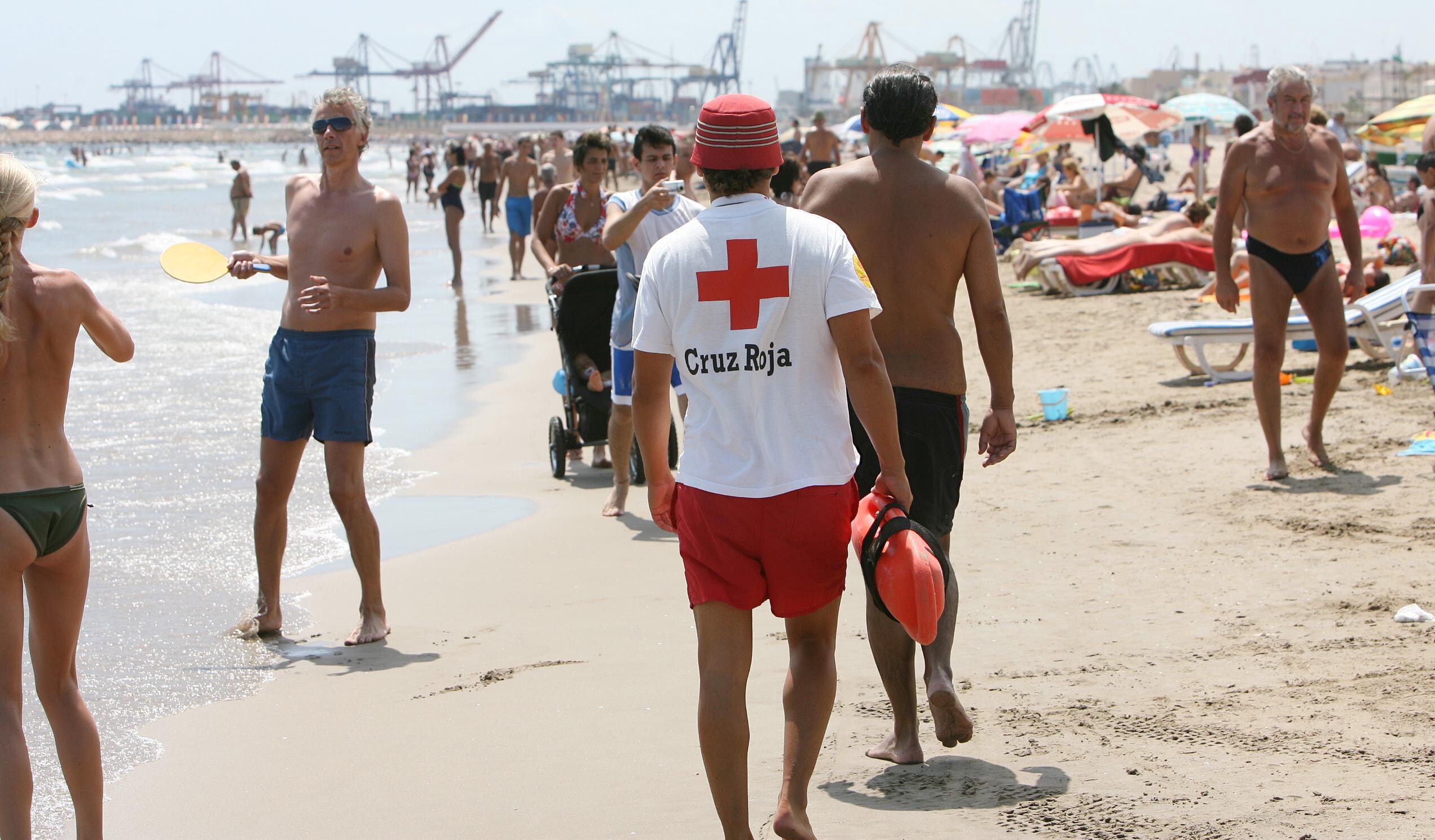 Cruz Roja amplía su horario y vigilará las playas de Valencia desde las 10 de la mañana