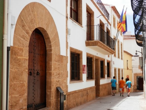 El edificio municipal donde se encuentra ahora la Oficina Técnica y que el próximo año albergará el Juzgado de Paz de Xàbia. :: R. González