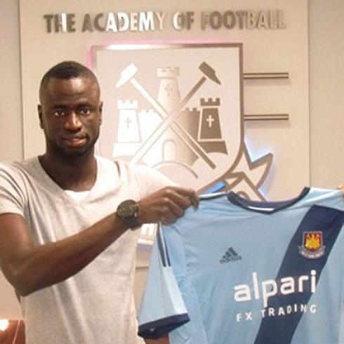 Kouyaté, posando esta mañana con la camiseta del Wets Ham United.