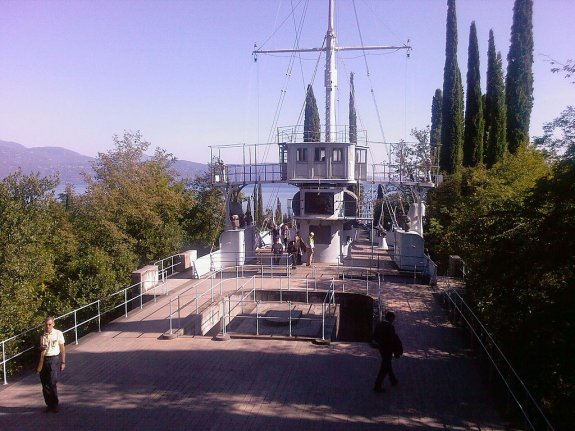 El 'Puglia', en el lago de Garda