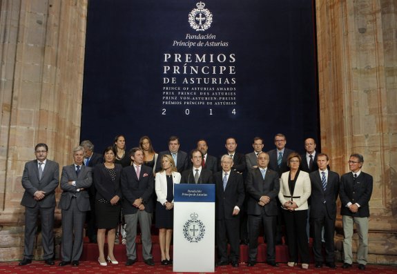 El jurado, en el momento de anunciar que han concedido el galardón. :: EFE/Alberto Morante