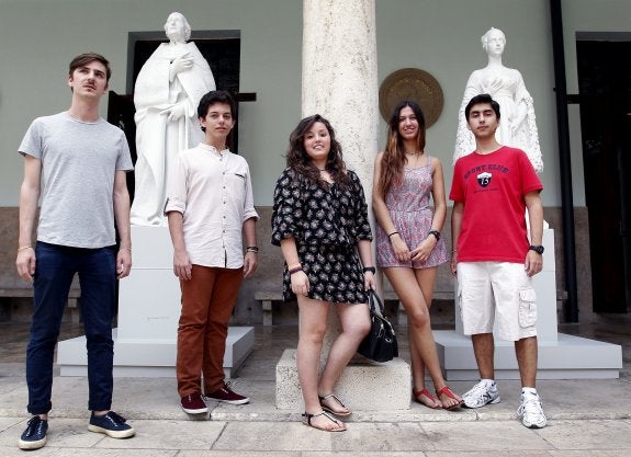 Nicolás, Jorge, Amparo, Inés e Iván, en el claustro del edificio La Nau de la Universitat. :: fotografías de jesús signes