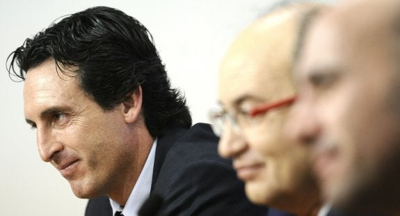 Emery, el día de su renovación con el Sevilla. :: efe/raúl caro
