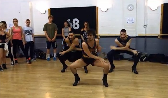 Los chicos que triunfan en la red bailando... ¡con tacones!