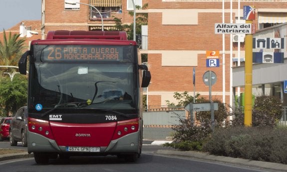 Una autobús de la línea 26, a su paso por Alfara del Patriarca. :: damián torres