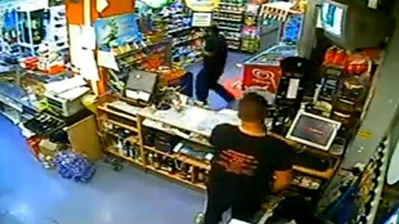 Un dependiente planta cara a un atracador