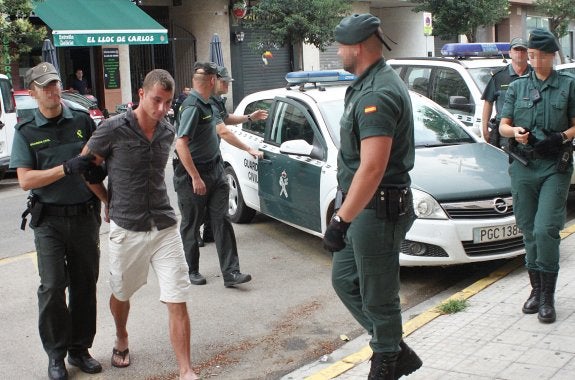El sospechoso con mayor protagonismo en el crimen llega a los juzgados de Gandia rodeado de guardias civiles. :: miguel pérez