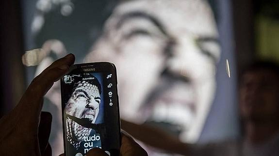 Un turista fotografiando el cartel publicitario de Luis Suárez.