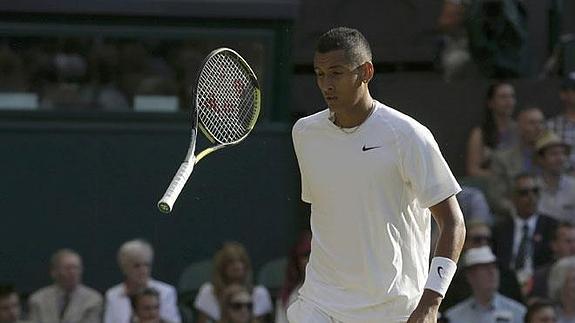 Kyrgios lanza la raqueta tras perder un punto.