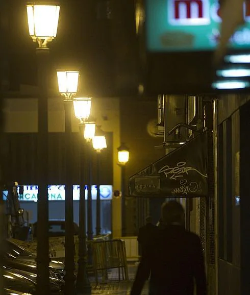 Farolas led iluminan una de las calles del centro de Valencia