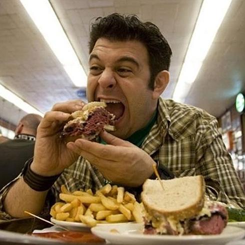El protagonista de 'Crónicas carnívoras', sin programa por una bronca en Instagram