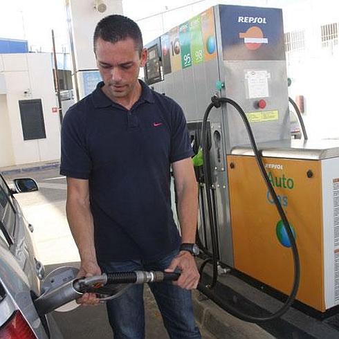 Un conductor reposta gas licuado en su vehículo.