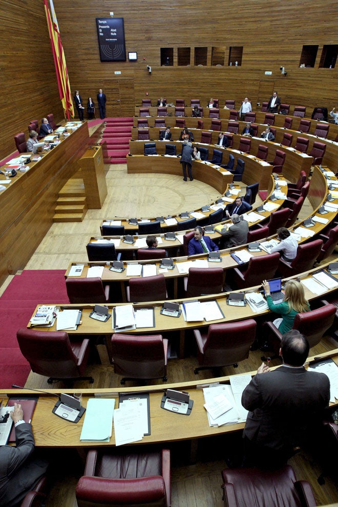 Una sesión plenaria de Les Corts, con el hemiciclo semivacío.