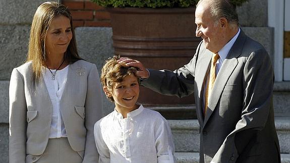 La infanta Elena, Felipe Juan Froilán y Juan Carlos I. 