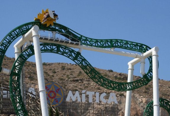 Un joven fallece al salir despedido de una atracción en Terra Mítica