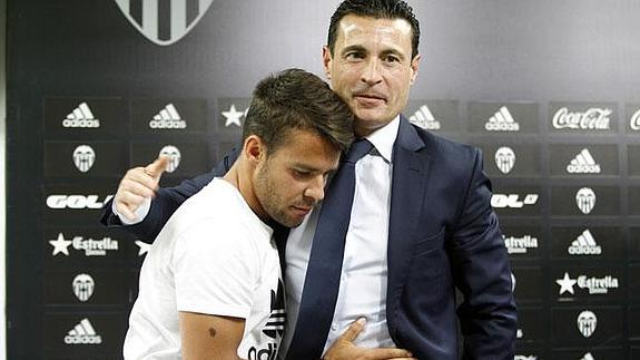 Bernat se abraza a Salvo.