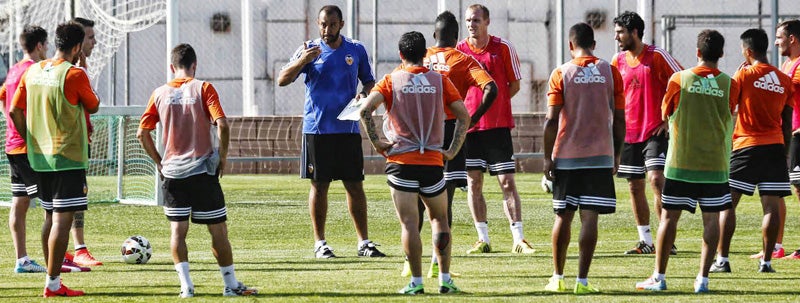 Nuno da instrucciones a sus jugadores. 