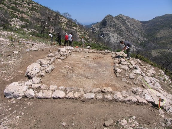 El equipo de arqueólogos de la Universidad de Alicante investiga la planta de uno de los edificios íberos descubiertos. :: salvador cloquell