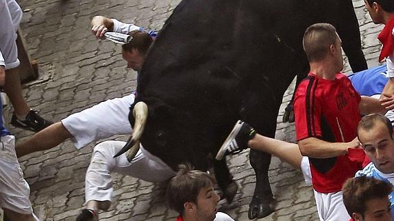 FOTOS: El tercer encierro de San Fermín, peligrosísimo al quedar un toro suelto