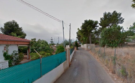 Una calle de la urbanización afectada. :: lp                     