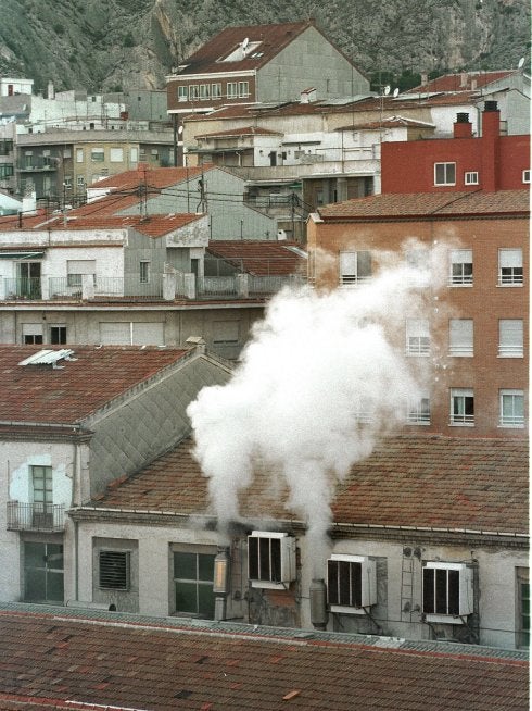 Chimeneas en un edificio de Alcoy. :: MORELL/EFE