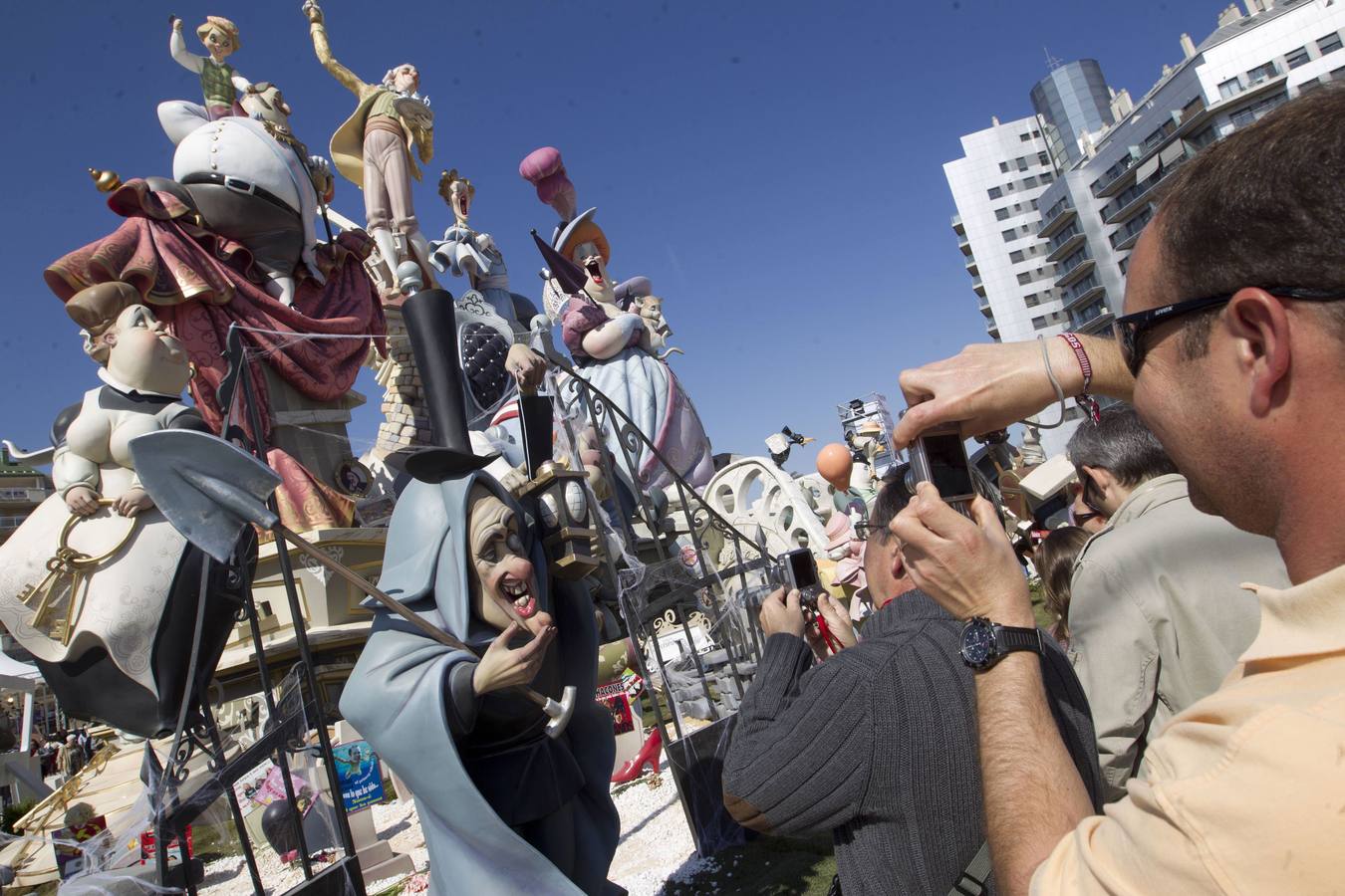 Turistas fotografiando Las Fallas en Valencia.