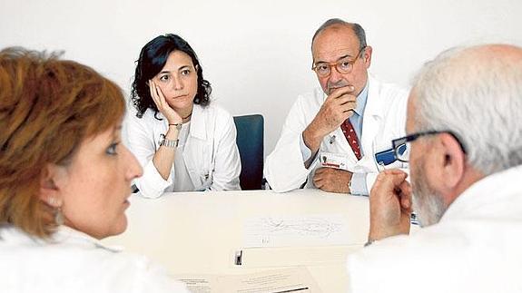 Miembros del equipo de La Fe expertos en la preparación del paciente a la espera de la intervención.