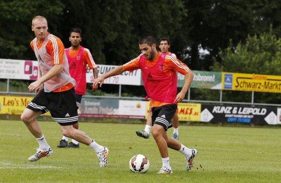 Mathieu, a la izquierda en la foto, durante un entrenamiento en la localidad alemana de Herzogenaurach.