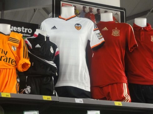 La camiseta del Valencia de Adidas, ayer en un estante de la tienda Sprinter de Campanar. 