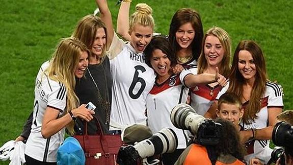 Las mujeres de los jugadores de Alemania saltan al campo para celebrar el mundial