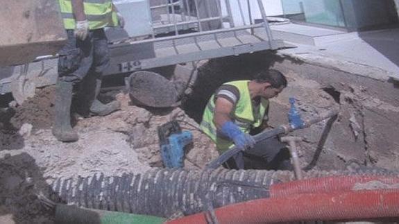 Un trabajador, en una zanja en Ruzafa.