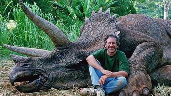 Steven Spielberg junto a una recreación de un triceratops.