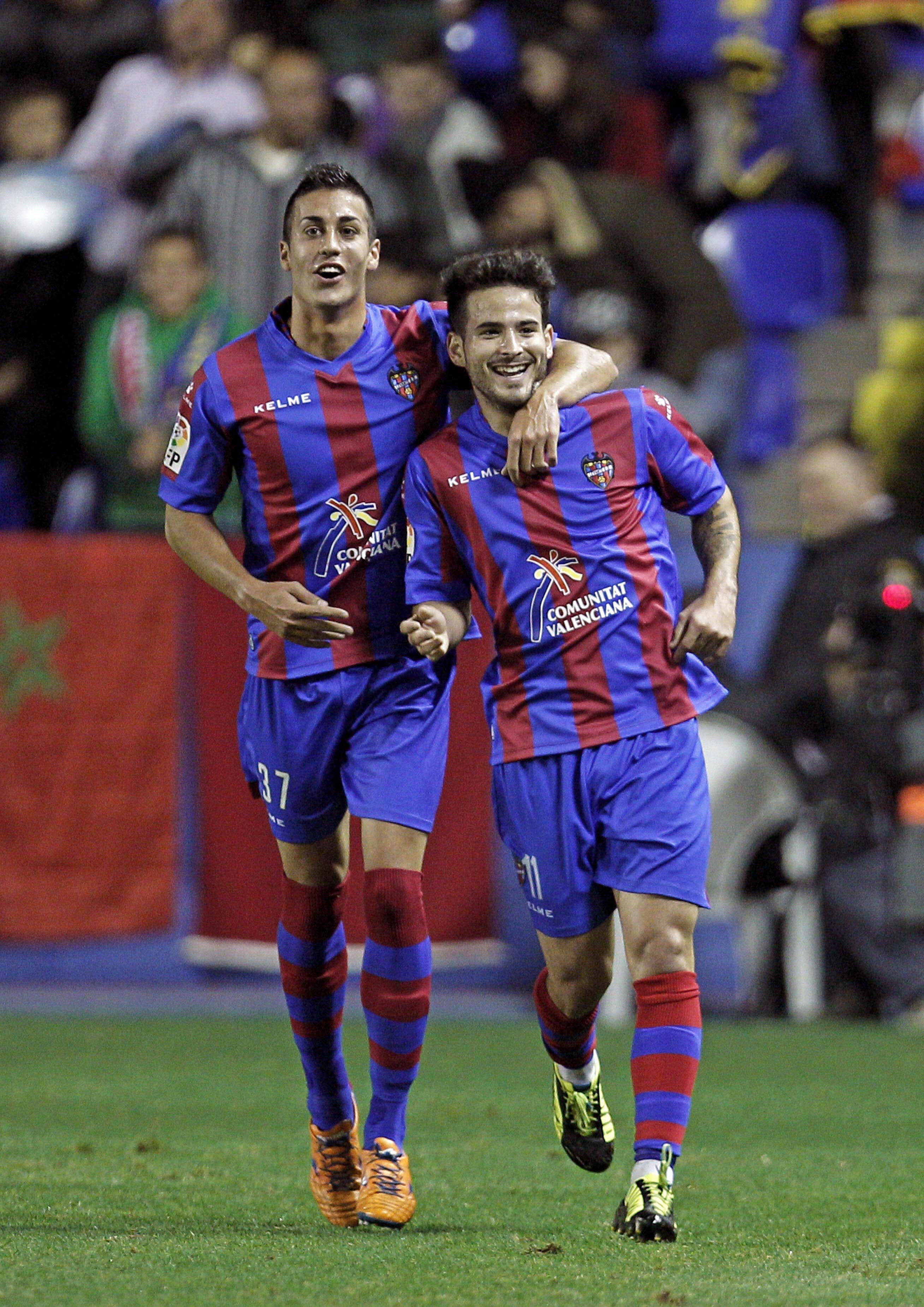 El centrocampista del Levante Rubén García celebra con su compañero, Víctor Camarasa un gol marcado ante el Recreativo de Huelva.