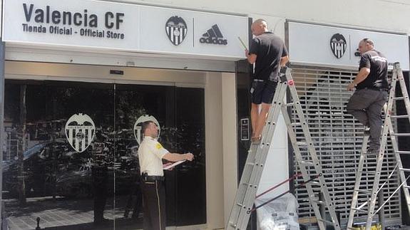 El Valencia y Adidas estudian demandar a la tienda que puso a la venta la camiseta