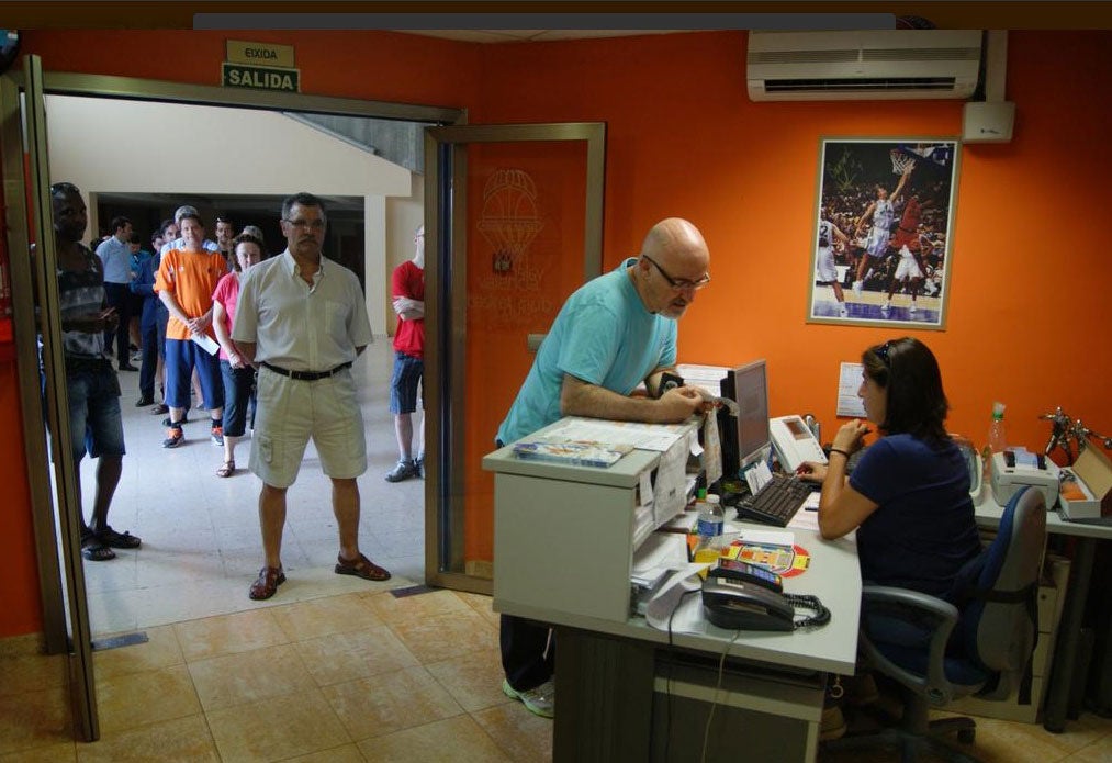 Algunos socios renovando sus pases durante la campaña. 