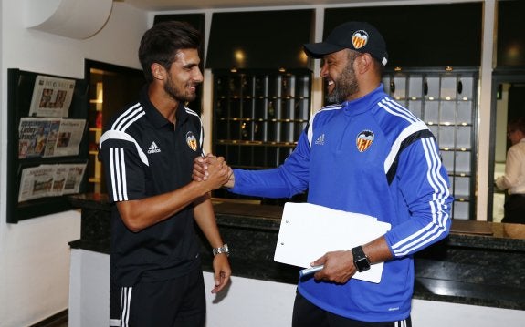 André Gomes saluda a Nuno nada más llegar a la concentración del equipo en Alemania. 