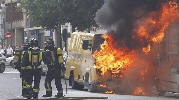 El furgón incendiado, en la calle Colón. 