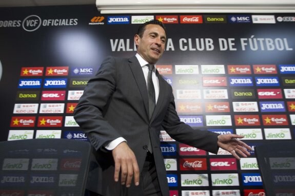 Amadeo Salvo, durante una comparecencia de prensa en Mestalla. 