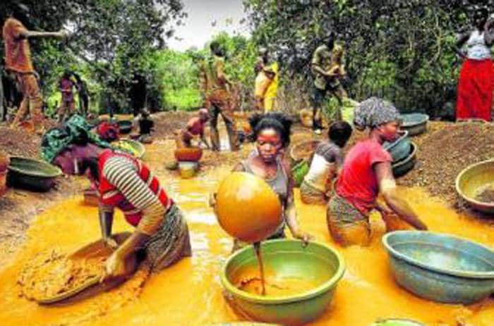 Las mujeres lavan la tierra en busca de las pepitas de oro en Costa de Marfil.